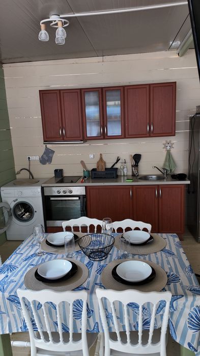 Продава каравана с просторен навес на морето