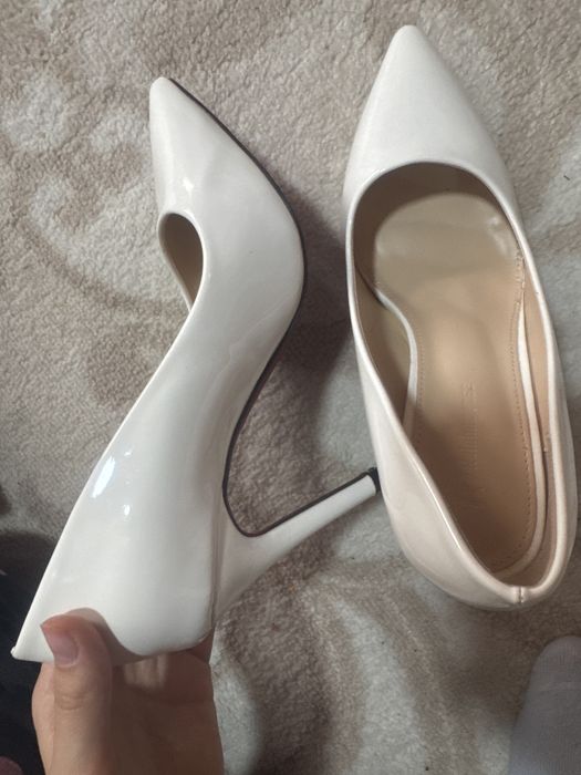 Pantofi albi 39.