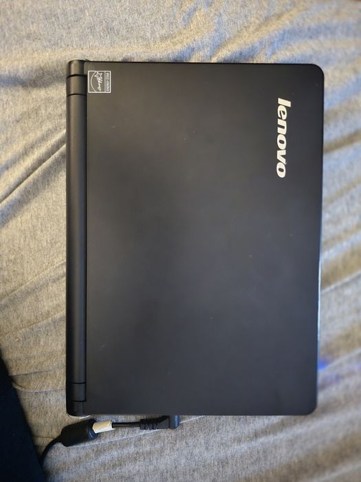 Netbook Lenovo IdeaPad S10e (Model 4068) + Încărcător + Geantă + Licență Windows XP