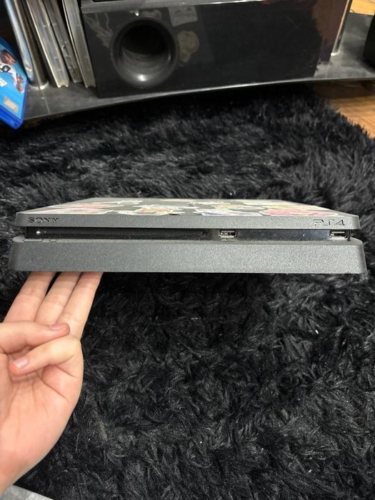 Продам PlayStation 4 в отличном состоянии