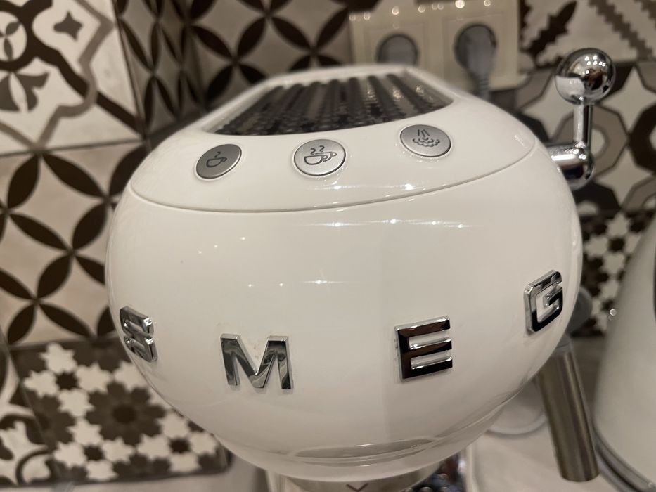 Представям ви една уникална кафемашина “Smeg “в отрично състояние