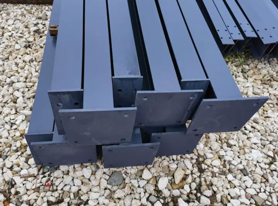 Am o structura metalică 10x20x4 3500€