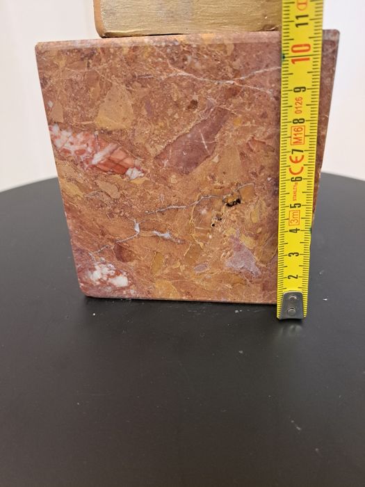 Satuia Libertatii, bronz cu marmura, 800 lei