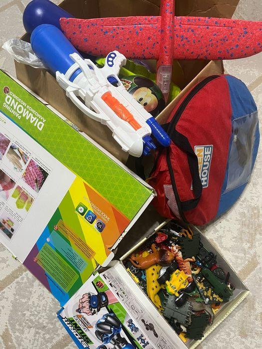 Продам коробку разных игрушек