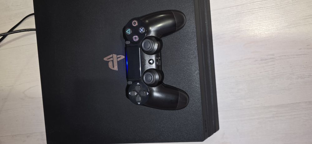 ПРОДАВАМ PSP4 pro с FORTNITE и 5 игри към него много запазен ъпдейтнат с новата версия