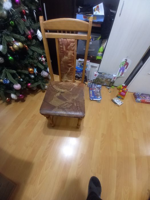 Продавам кухненски стол