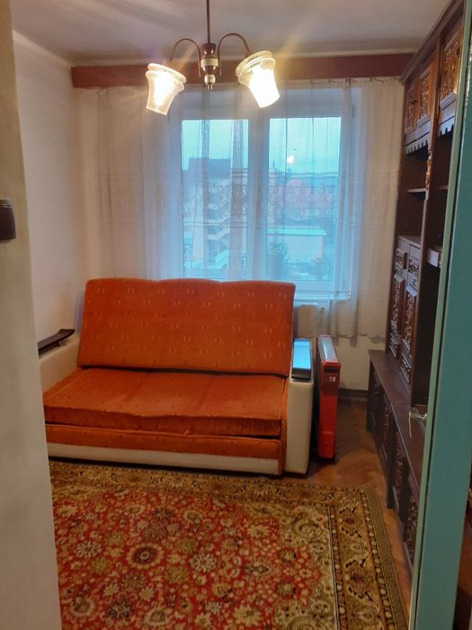 Apartament de inchiriat si o boxa la parterul blocului