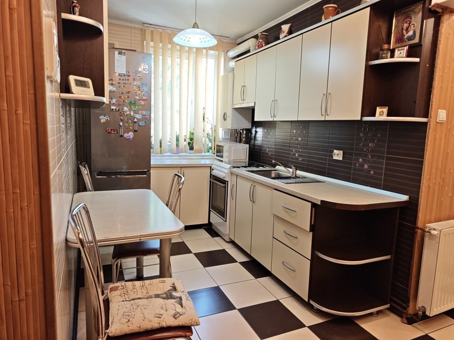 Vând apartament cu două camere!