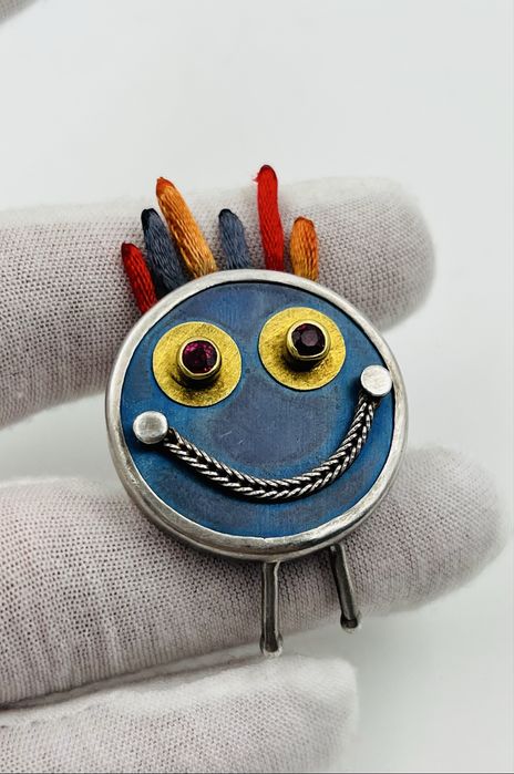 Сеебърна брошка със златни 22к очи и естествени рубини