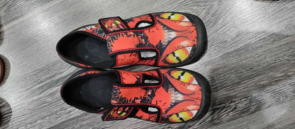 Сандали, маратонки, вътрешни обувки