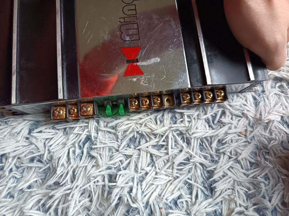 Vând doua amplificatoare auto crunch