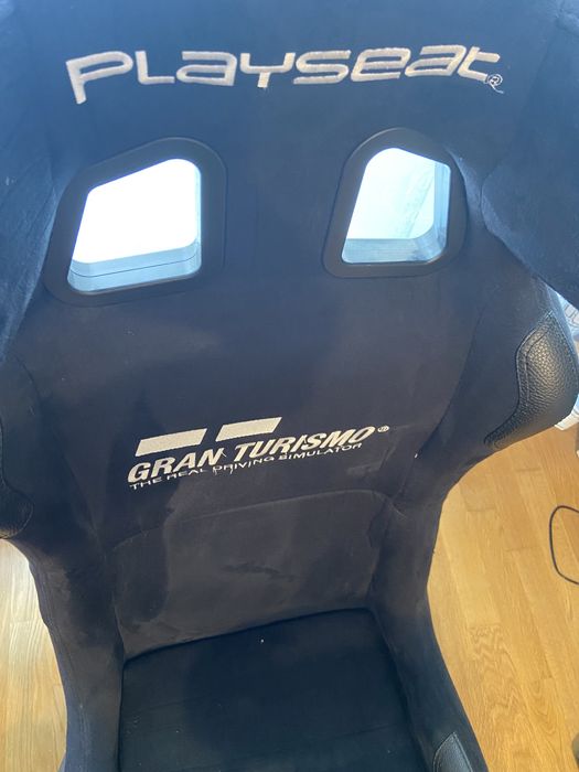 Стойка Gran Turismo, волан Trustmaster Т300 и педали