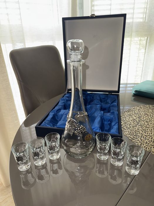 Луксозен комплект за ракия 7 части, бутилка 700мл и 6 чашки с орнамент грозд, Freitas F32270