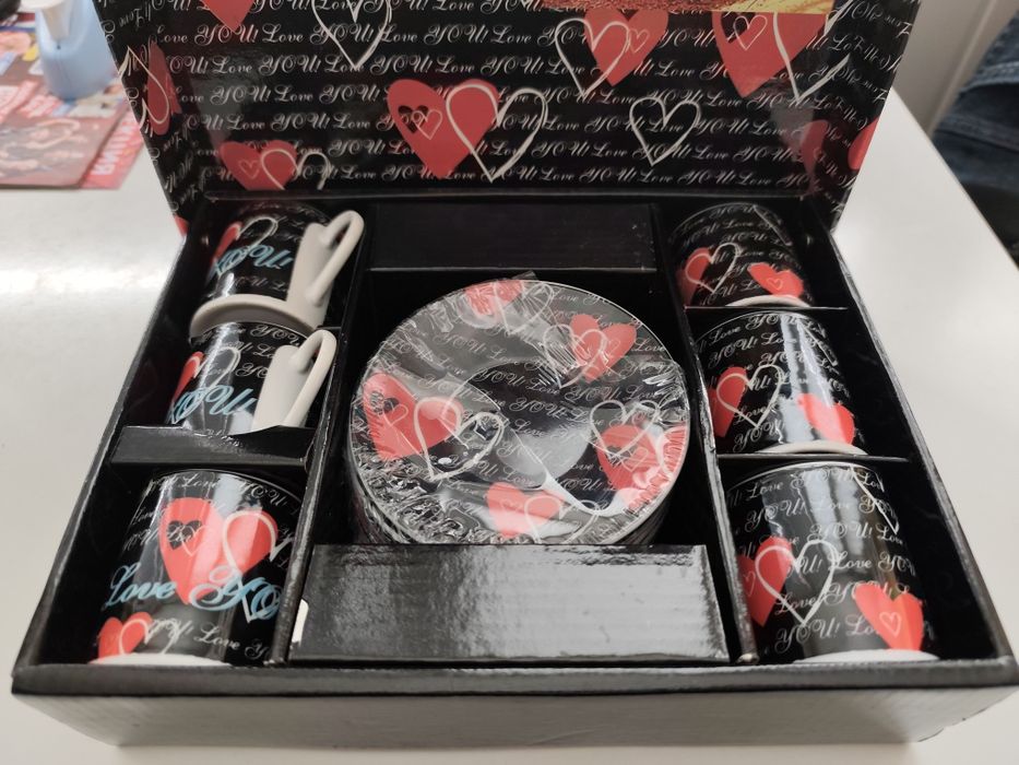 Сервиз за кафе, 6 чаши и чинийки