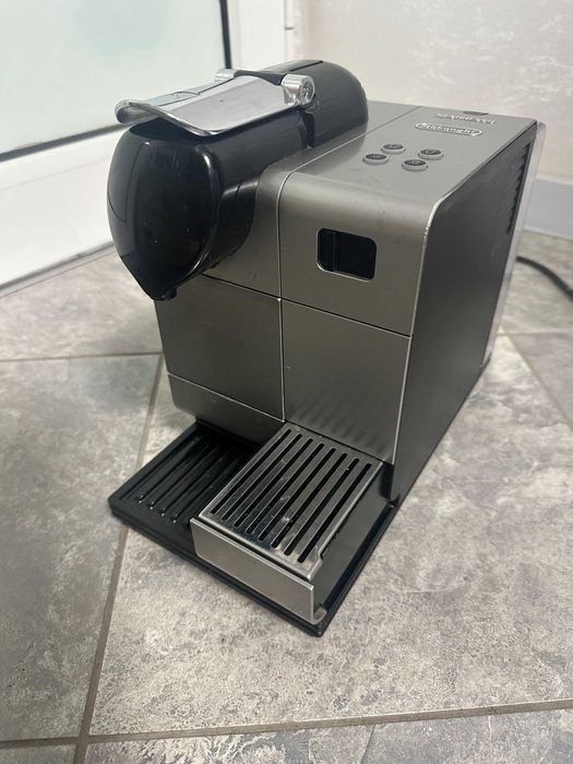 Капсулна кафемашина Nespresso Lattissima Plus Espresso Machine EN520S