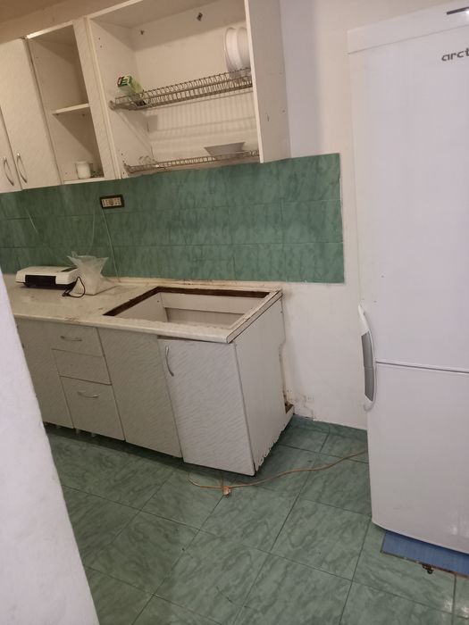Închiriez casă la curte