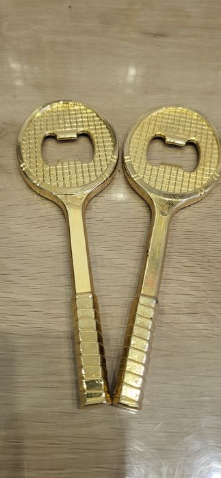 Deschizator capace forma racheta tenis