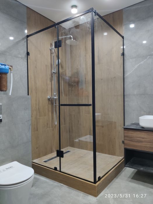 Душевая кабина, перегородки из стекла.