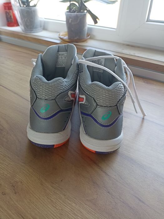 Asics GEL TASK MT Бели флаш коралови  волейболни обувки.