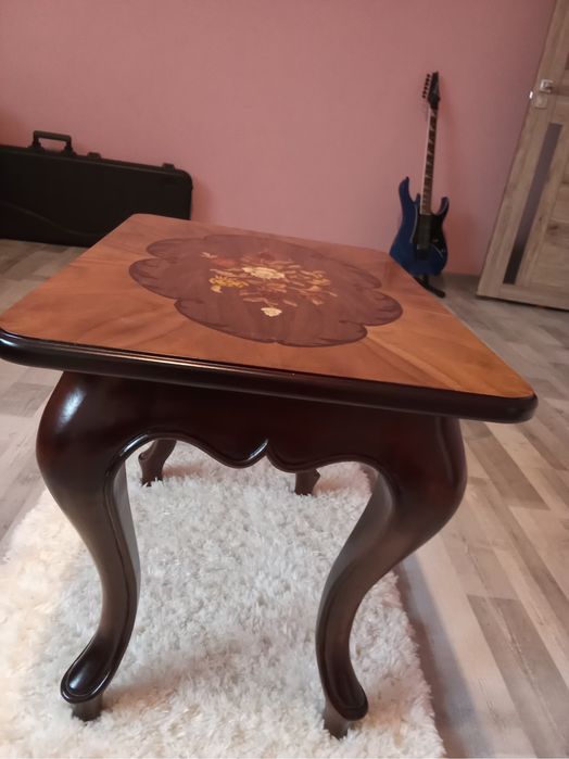 Măsuță de cafea in stare nouă, cadru din lemn masiv si ornament sculpt