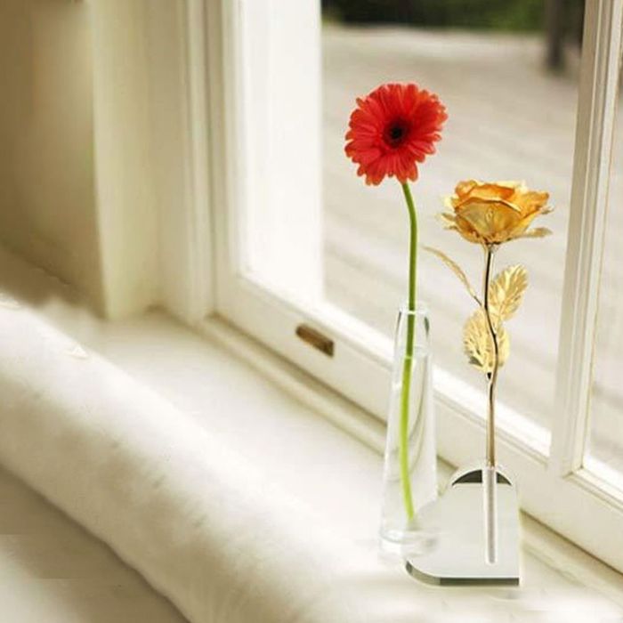 Прекрасна изкуствена роза с 24-каратово златно покритие и стойка