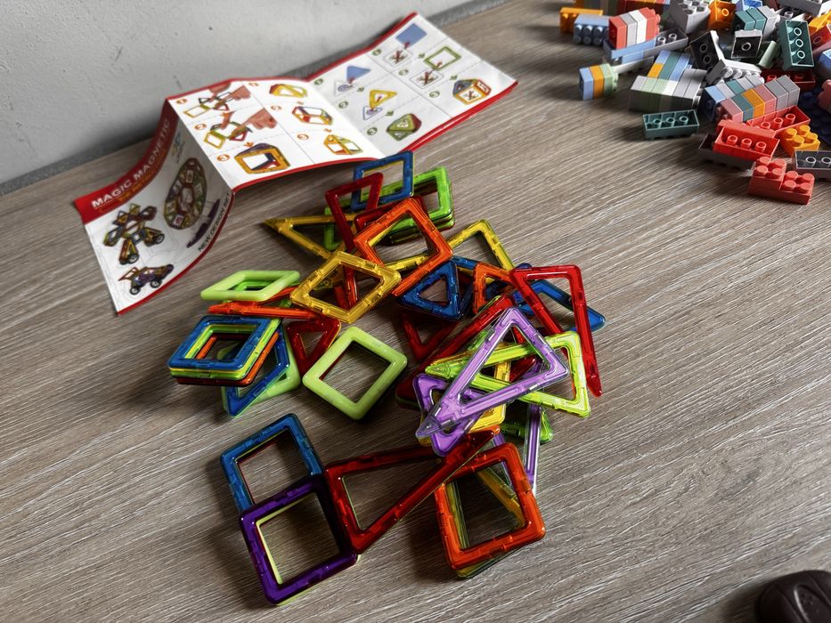 Doua seturi de constructie - unul magnetic unul tip lego