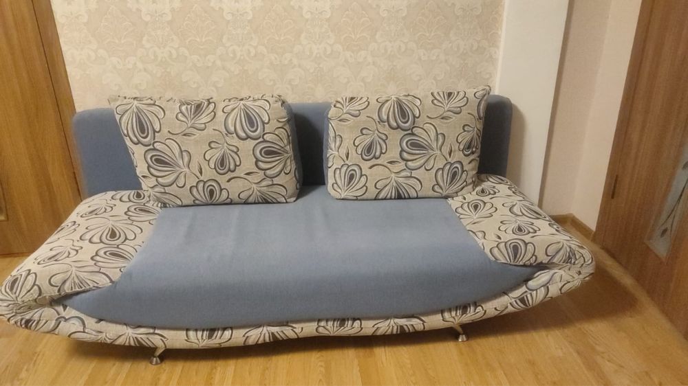 Мягкий раскладной диван с местом для хранения