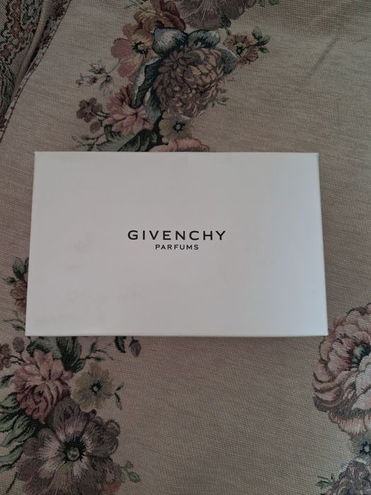 Оригинальная косметичка Givenchy Parfums