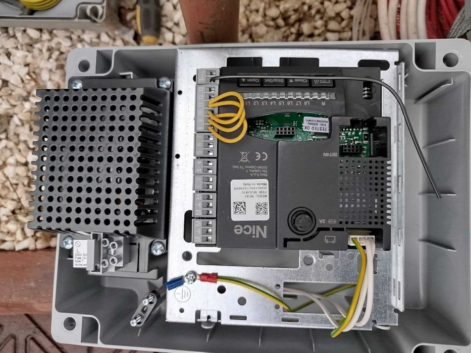 Automatizări pentru porți batante/culisante/autoportante/uși de garaj