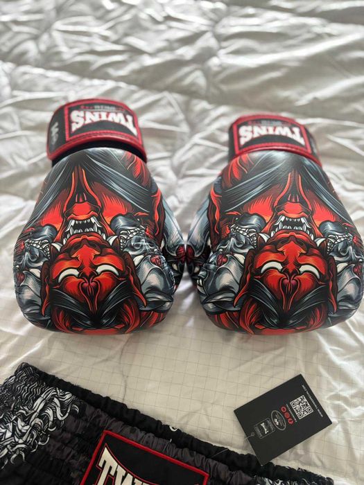 Продавам чисто нови боксови ръкавици 14oz и шорти L  TWINS