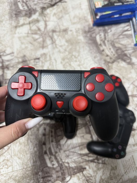 Playstation 4 slim с 3 джойстика и игри