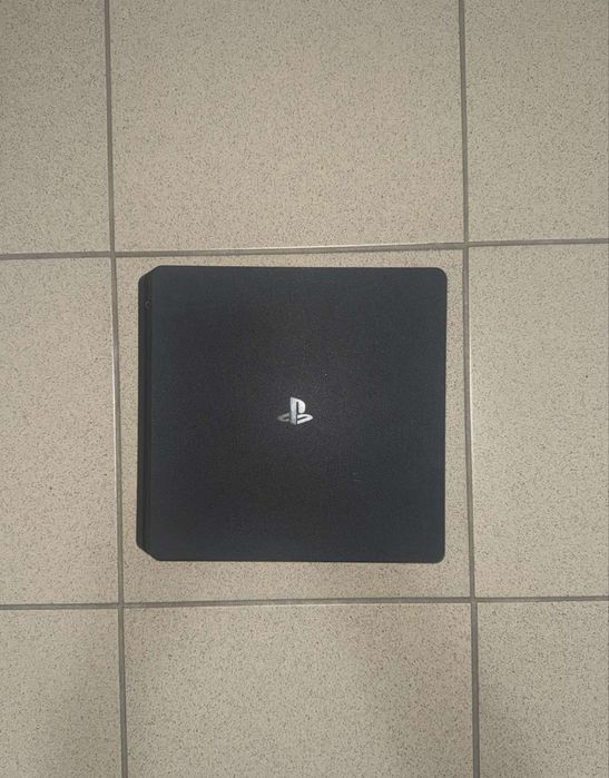 PS4 1 TB като нов  с 2 джойстика, оригинален кабел сони и 10 диска с игри.