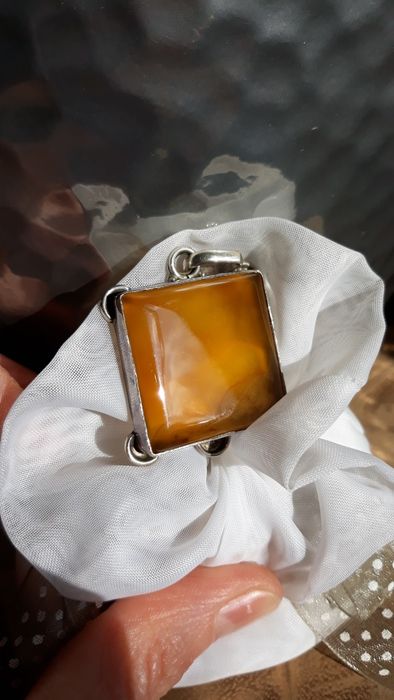 Frumos si masiv pandant din argint cu carneol