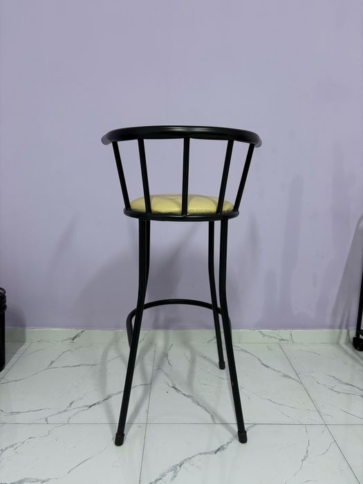 Продам барный стул и стул на колесиах.