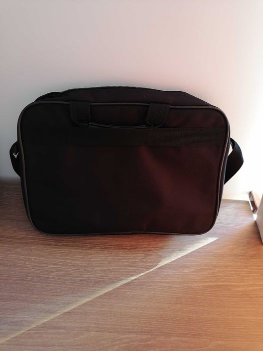 Продавам чанта за лаптоп