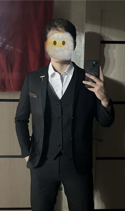 костюм.