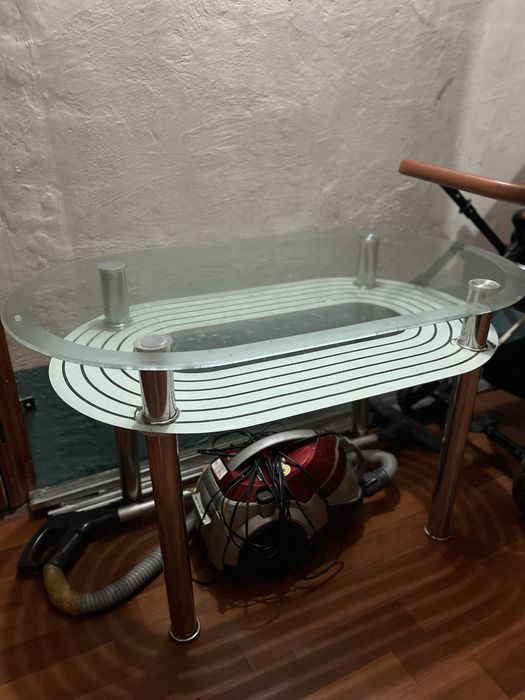 Продам стеклянный стол