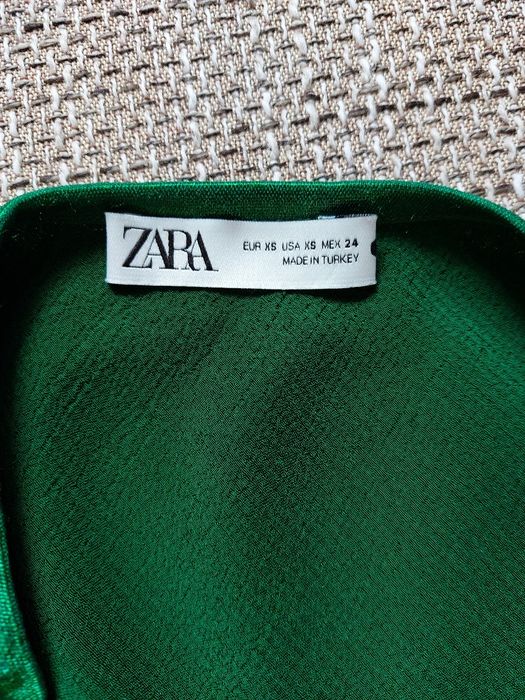 Splendoare de fusta de la Zara, un verde smarald superb, noua, model pe bie