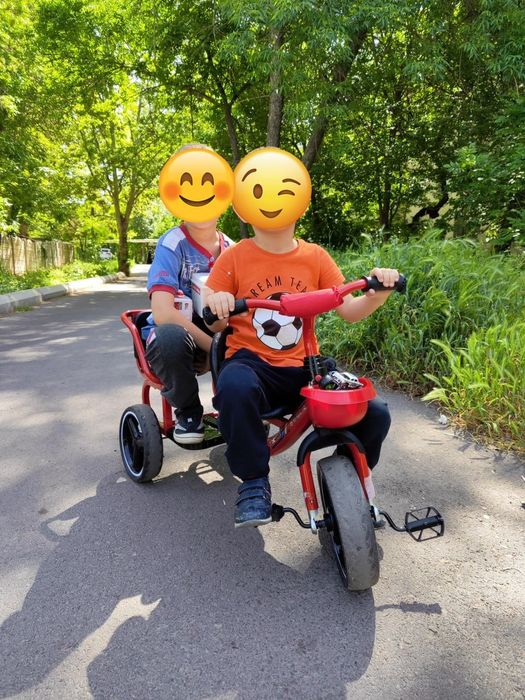 Продаётся двухместный трёхколёсный велосипед.
