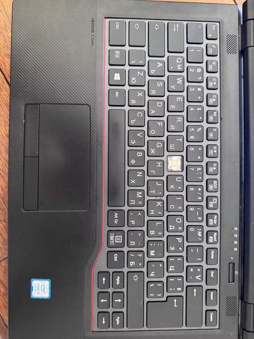 Fujitsu 14" Full HD Lifebook E549 лаптоп (8GB RAM, 470GB SSD, Core i5) + зарядно