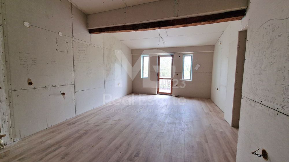 Етаж от къща с гараж и две паркоместа до Градската градина в Пловдив !