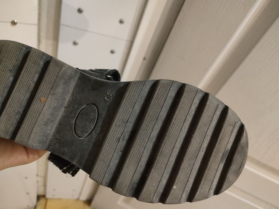 Продам детские туфли школьные