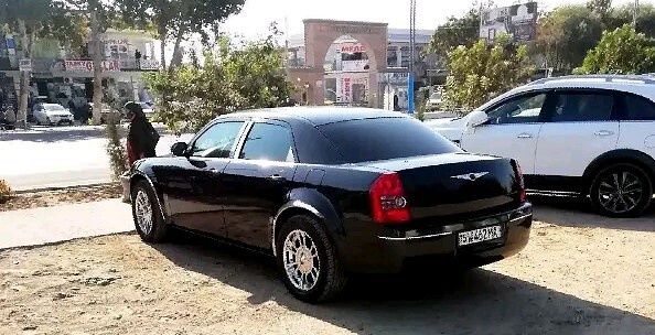 Kraysler 300c sotilafi