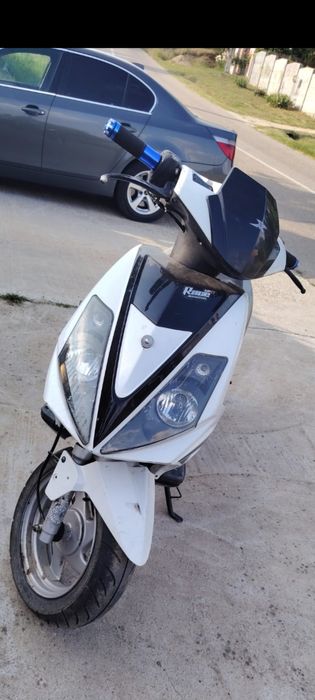 Vand scuter 49 schimb cu G2 trotinetă