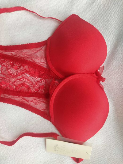 Нов червен сутиен с етикет.