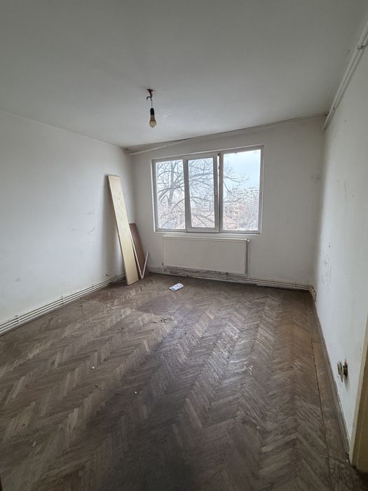 Apartament 2 camere, necesita renovare totala – lângă Liceul Pedagogic
