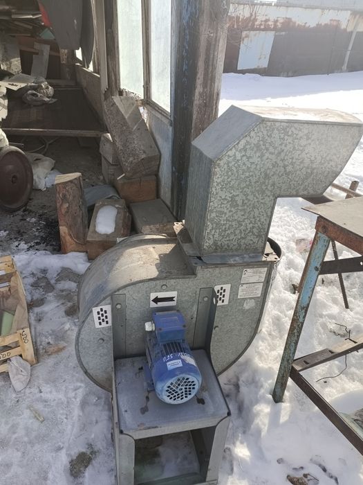 Срочно продам вентиляционную  вытяжку производственную в комплекте с у