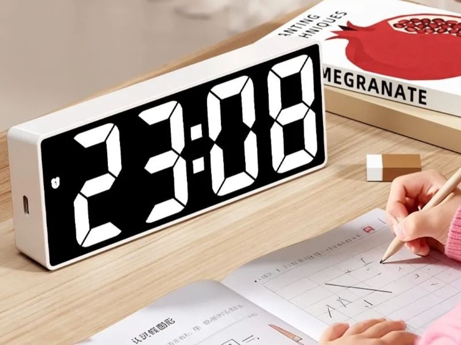 Продаю LED часы настольные