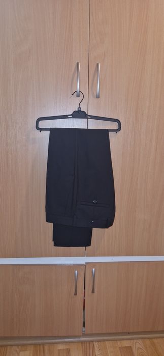 Мъжки костюм DKNY в комплект с вратовръзка и нова риза.