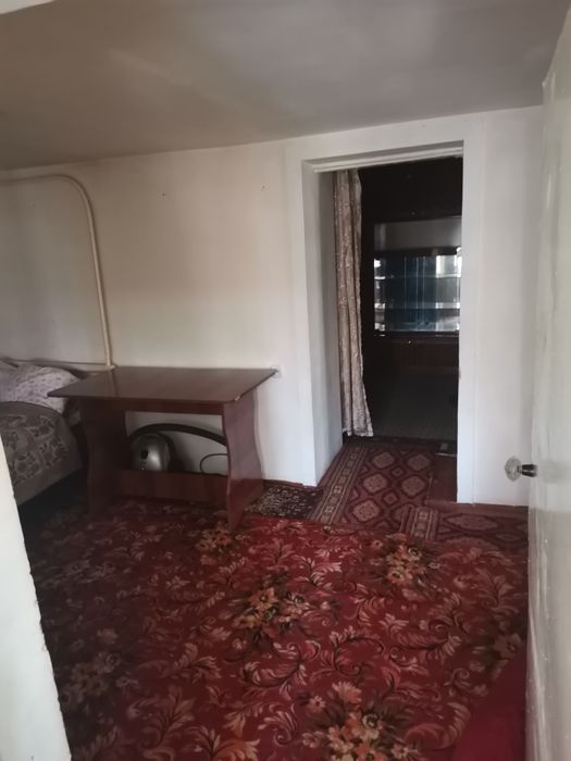 Продаётся дом (расположен вдоль главной дороги)